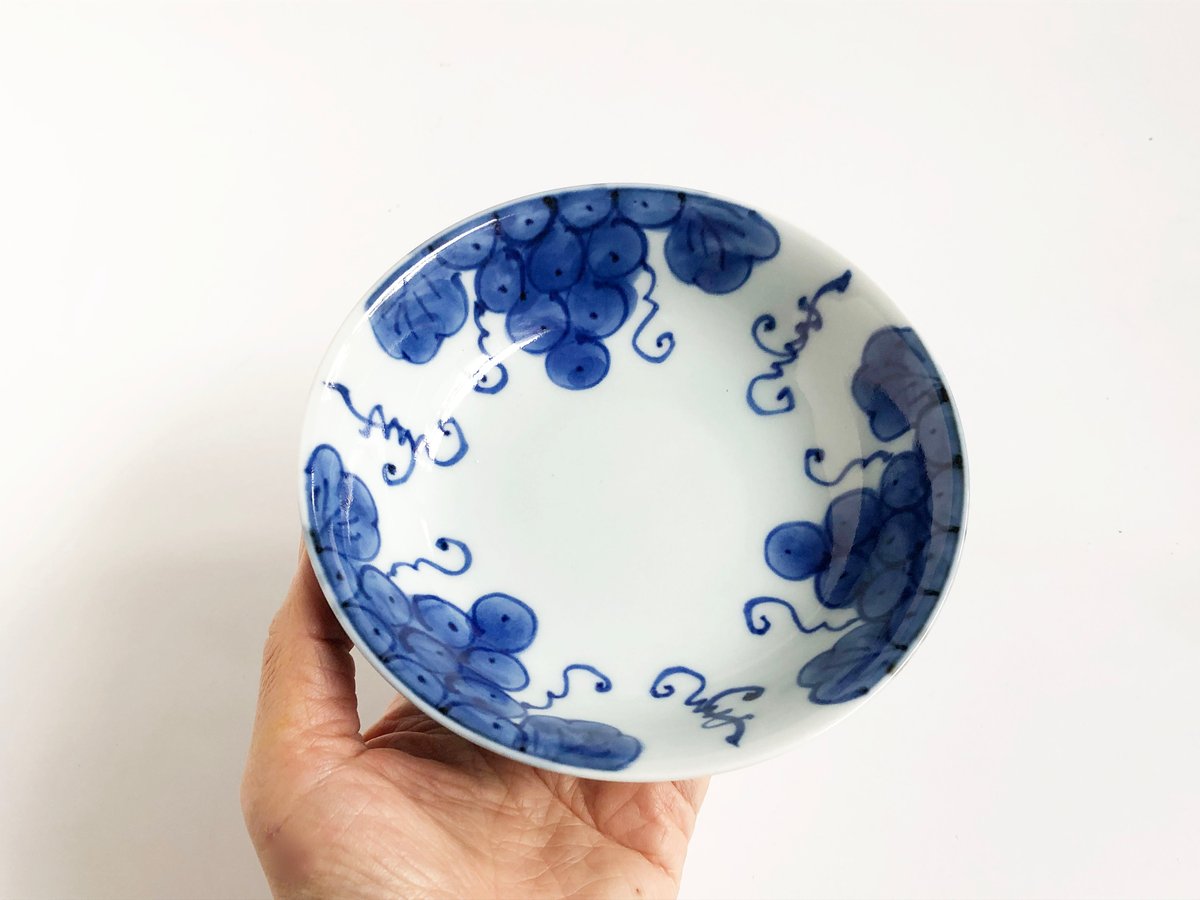 有田焼 其泉 染付 手描きぶどう文 浅鉢〈新品〉 | 器屋 HAKOBE