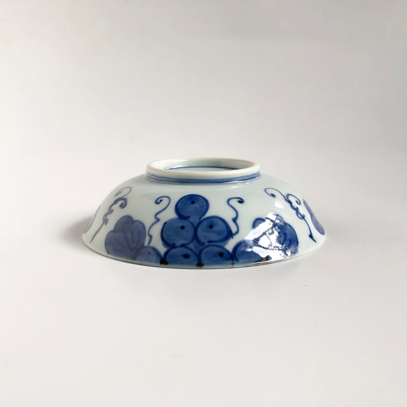 有田焼 其泉 染付 手描きぶどう文 浅鉢〈新品〉 | 器屋 HAKOBE