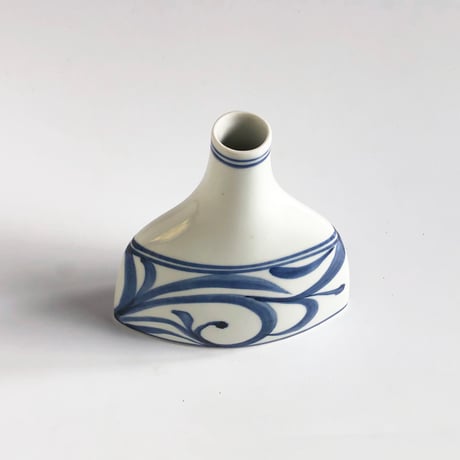 砥部焼 梅山窯 ワインボトル（小） 唐草 蓋なし〈新品〉