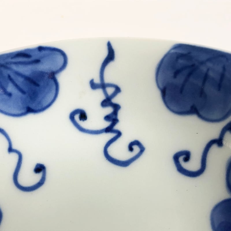 有田焼 其泉 染付 手描きぶどう文 浅鉢〈新品〉 | 器屋 HAKOBE