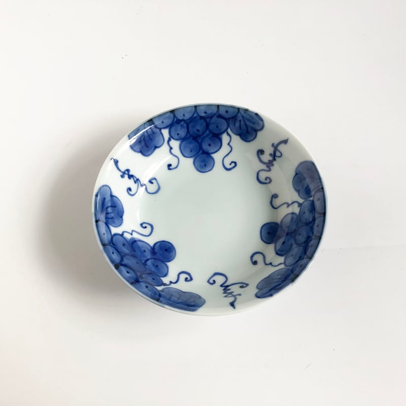有田焼 其泉 染付 手描きぶどう文 浅鉢〈新品〉 | 器屋 HAKOBE