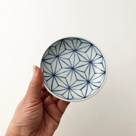 有田焼 青花 麻の葉 3.6寸深小皿〈新品〉