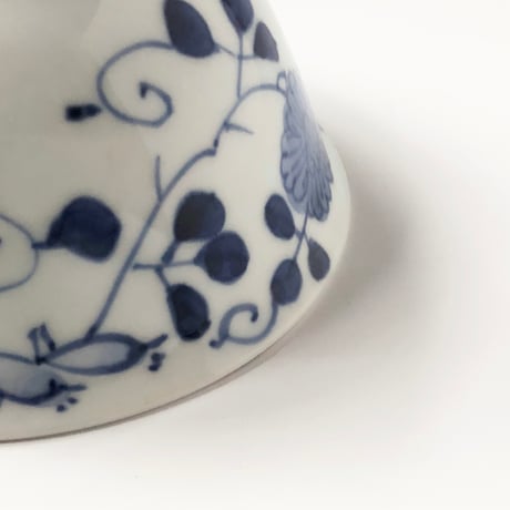 有田焼 青花 ばら絵 3.5寸 反飯碗〈新品〉