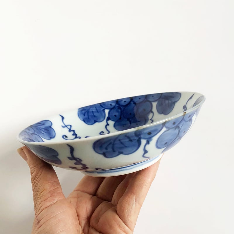 有田焼 其泉 染付 手描きぶどう文 浅鉢〈新品〉 | 器屋 HAKOBE