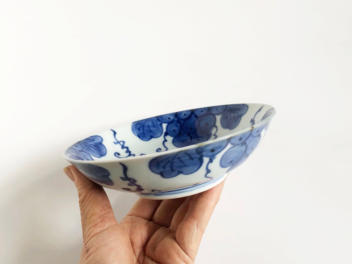 有田焼 其泉 染付 手描きぶどう文 浅鉢〈新品〉 | 器屋 HAKOBE