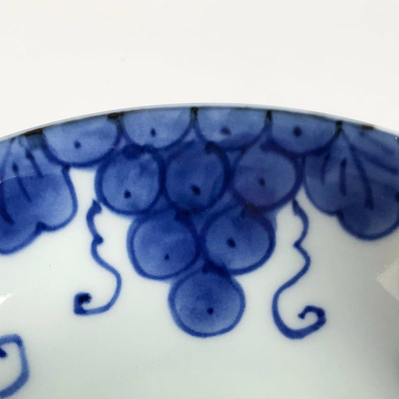 有田焼 其泉 染付 手描きぶどう文 浅鉢〈新品〉 | 器屋 HAKOBE