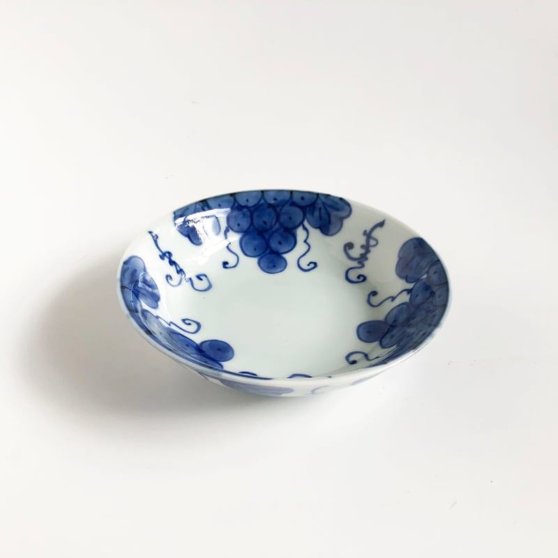 有田焼 其泉 染付 手描きぶどう文 浅鉢〈新品〉 | 器屋 HAKOBE