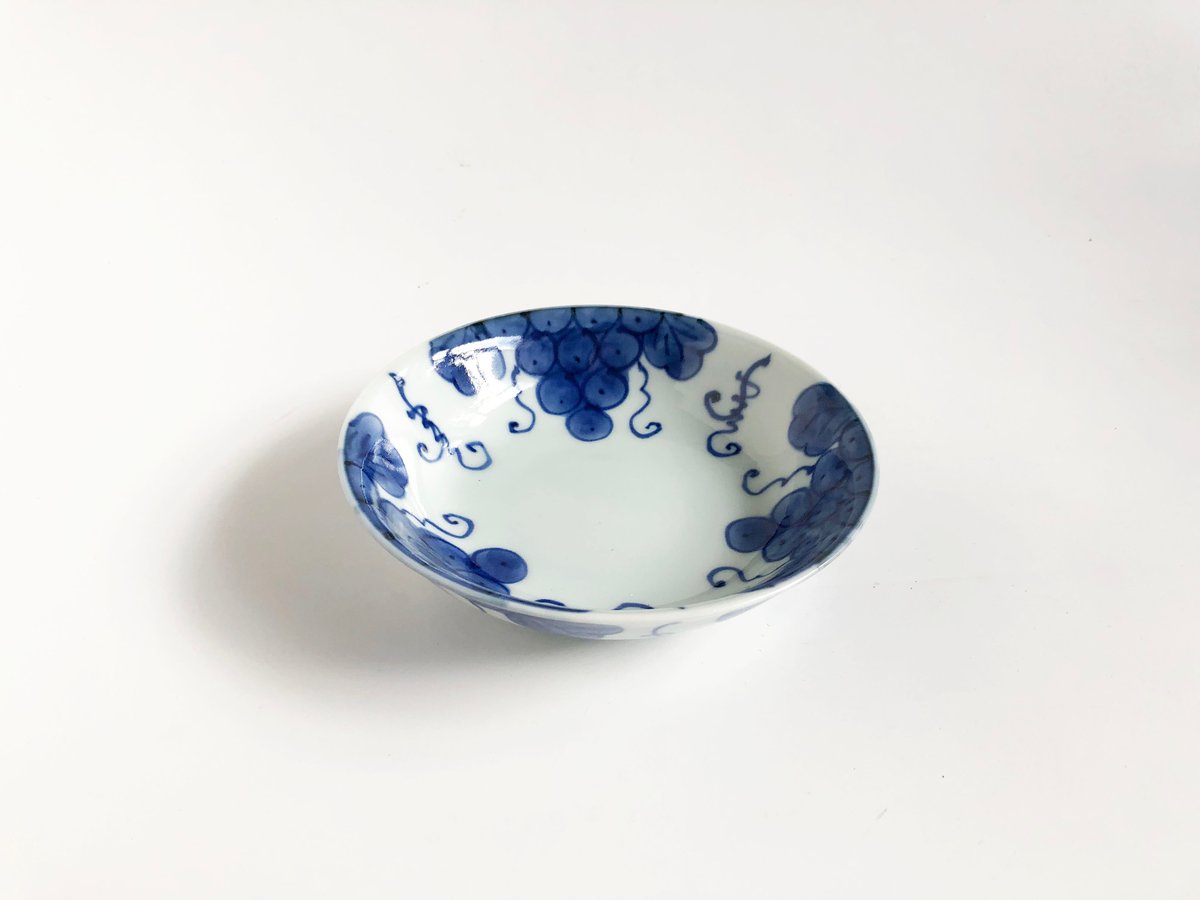 有田焼 其泉 染付 手描きぶどう文 浅鉢〈新品〉 | 器屋 HAKOBE