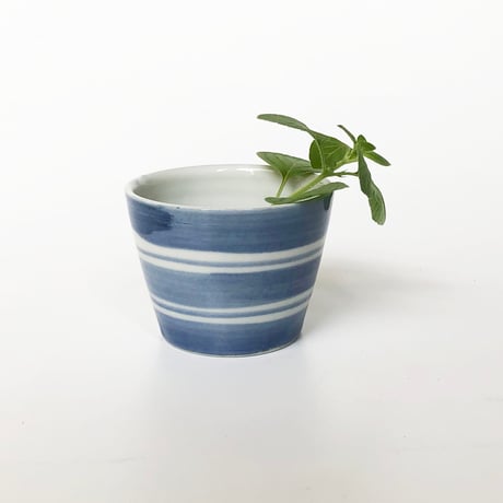 九谷青窯 - 久谷陶泉窯陶印入り青と白の手描き陶器花瓶 九谷青窯 - 久谷陶泉窯陶印入り青と白の手描き陶器花瓶の通販 by