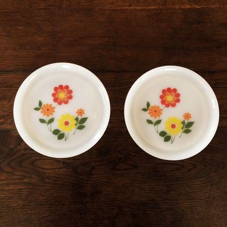 アルコパル ミルクガラス 花柄デザート皿 2セット〈古物〉