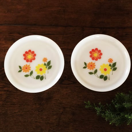 アルコパル ミルクガラス 花柄デザート皿 2セット〈古物〉