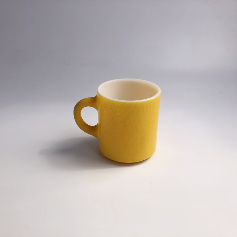 ヘーゼルアトラス ミルクガラスマグ 黄〈古物〉 | 器屋 HAKOBE