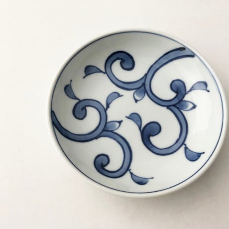 有田焼 青花 唐草 3.6寸深小皿〈新品〉