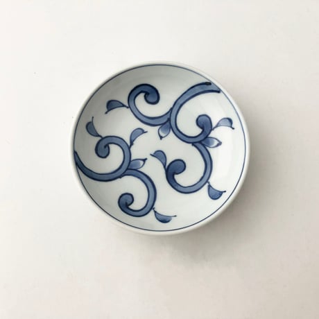有田焼 青花 唐草 3.6寸深小皿〈新品〉