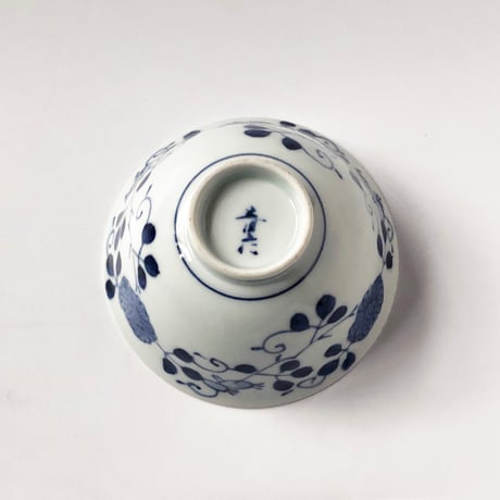 有田焼 青花 ばら絵 3.5寸 反飯碗〈新品〉