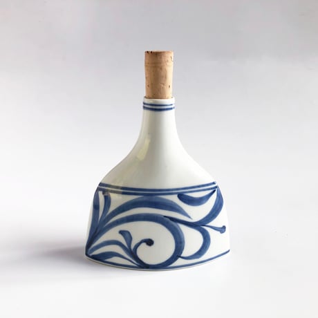 砥部焼 梅山窯 ワインボトル（小） 唐草 蓋なし〈新品〉