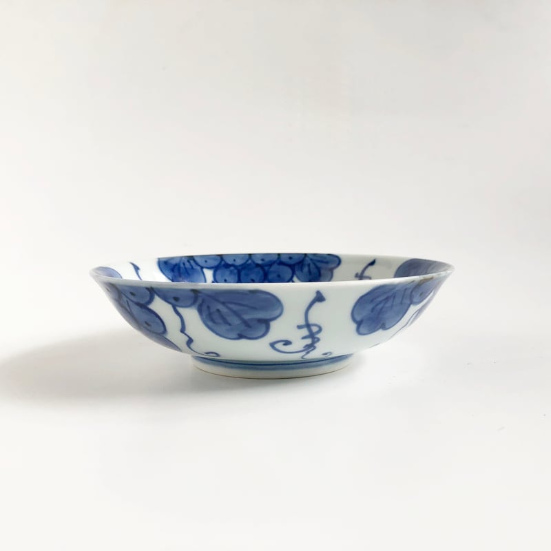 有田焼 其泉 染付 手描きぶどう文 浅鉢〈新品〉 | 器屋 HAKOBE