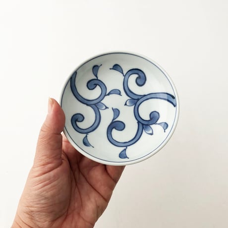 有田焼 青花 唐草 3.6寸深小皿〈新品〉