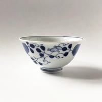 有田焼 青花 ばら絵 3.5寸 反飯碗〈新品〉