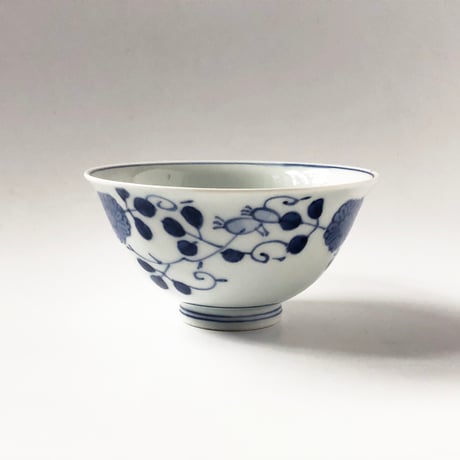 有田焼 青花 ばら絵 3.5寸 反飯碗〈新品〉