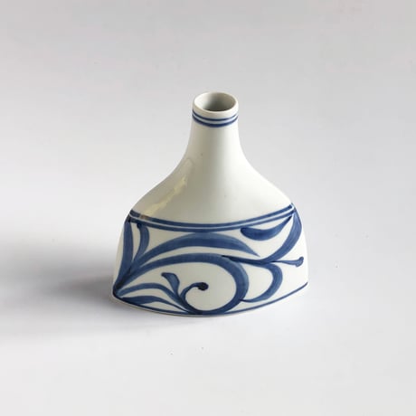 砥部焼 梅山窯 ワインボトル（小） 唐草 蓋なし〈新品〉