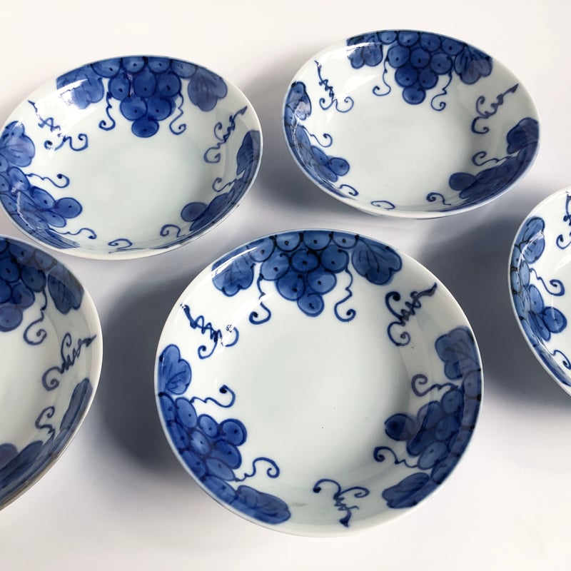 有田焼 其泉 染付 手描きぶどう文 浅鉢〈新品〉 | 器屋 HAKOBE