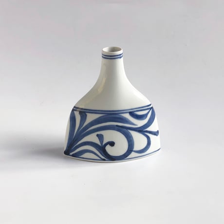 砥部焼 梅山窯 ワインボトル（小） 唐草 蓋なし〈新品〉