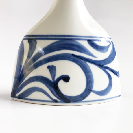 砥部焼 梅山窯 ワインボトル（小） 唐草 蓋なし〈新品〉