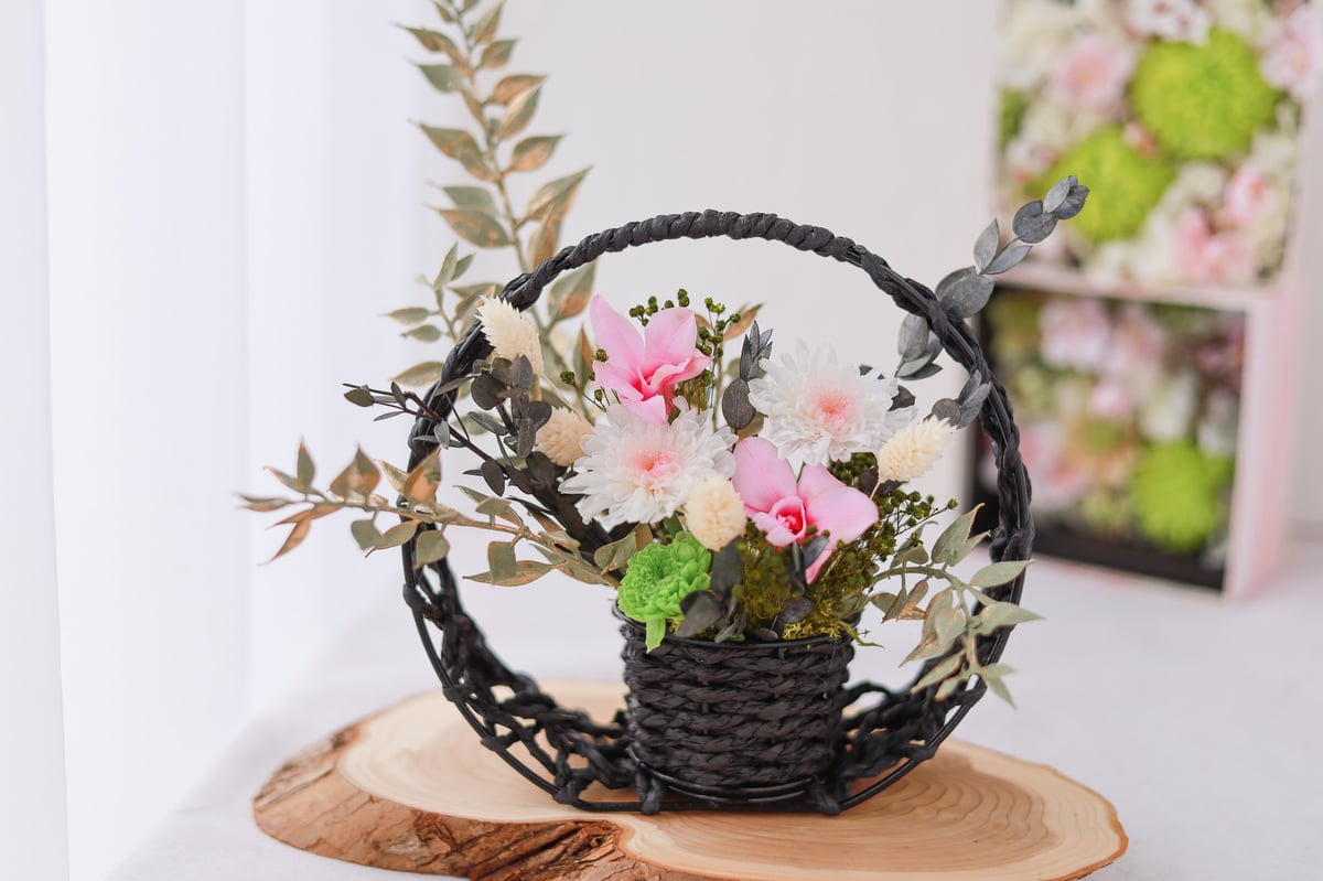 希少なプリザ（枯れない生花）の菊とデンファレをアレンジした　和風アレンジ 希少なプリザ（枯れない生花）の菊とデンファレをアレンジした 和風