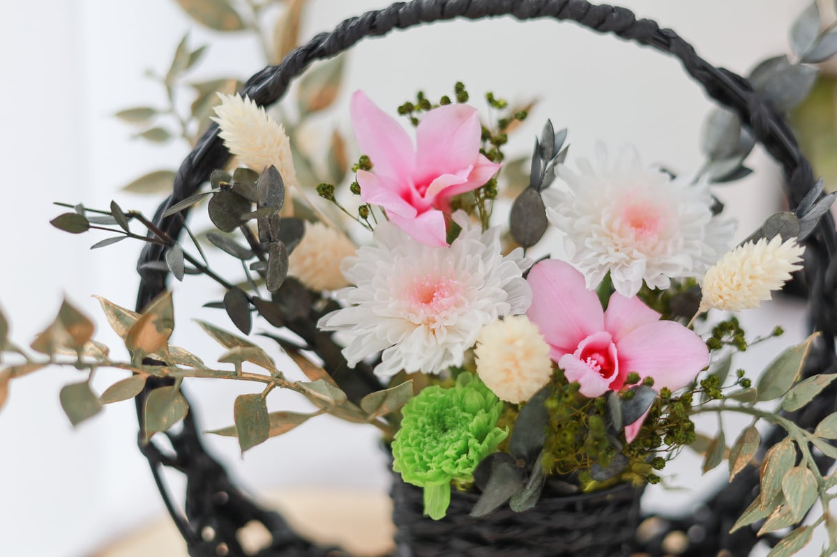 希少なプリザ（枯れない生花）の菊とデンファレをアレンジした　和風アレンジ 希少なプリザ（枯れない生花）の菊とデンファレをアレンジした 和風