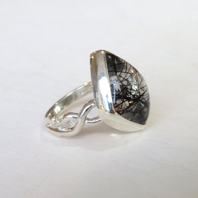 トルマリンインクォーツ 魅惑のインクルージョン】トルマリンインクォーツ 23.0ct | まる