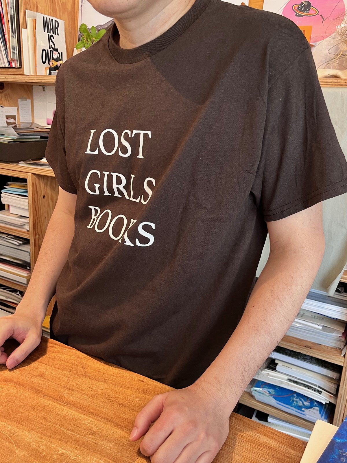 LOST GIRLS BOOKS LOGO Tシャツ brown | NINE STORIES