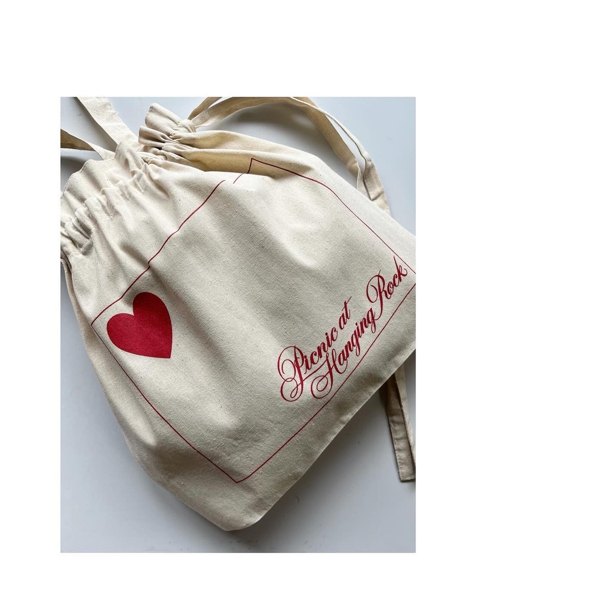 ピクニックatハンギング・ロック』巾着トート kinari | NINE STORIES