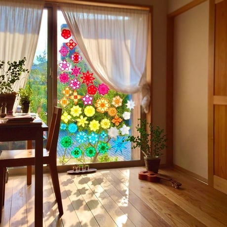 【6冊まで対象】折り図6種+簡単アレンジ集ブックレット付ひかりとり紙　15㎝角56枚（7色x8枚）　/　7.5㎝角112枚（7色x16枚）