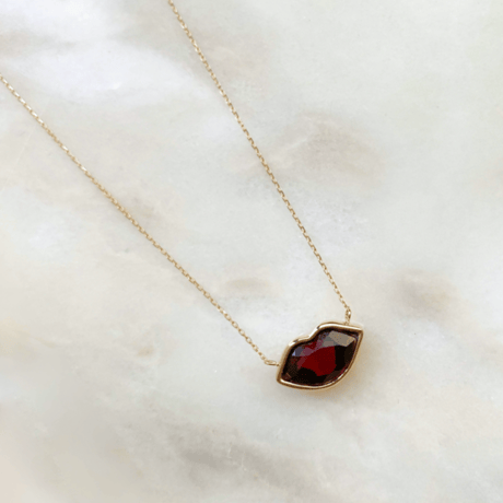 lèvres capricieuses necklace