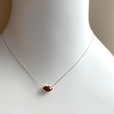 lèvres capricieuses necklace