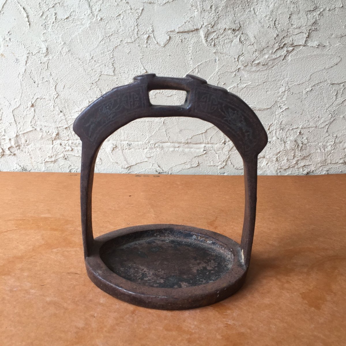 鉄あるいはブリキ 水差し 花入 花器 注器 古道具 アンティーク オブジェ Japan vintage 鉄製 馬具 鐙 あぶみ 洋鐙 花入 花台 花器 | Kica