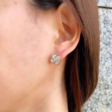 シェルフラワーピアス