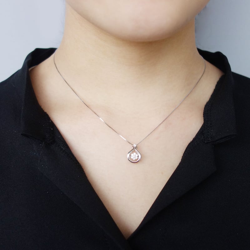 QIREINI K18WG ダンシングダイヤモンドネックレス ピンクダイヤモンド