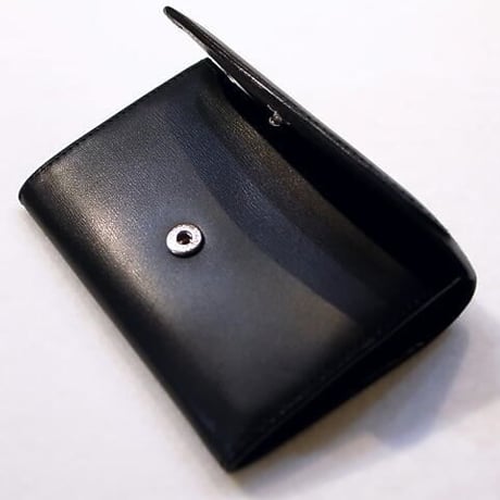 上品でグレード感があるカーフスキンコインケース扇マチ仕様　黒