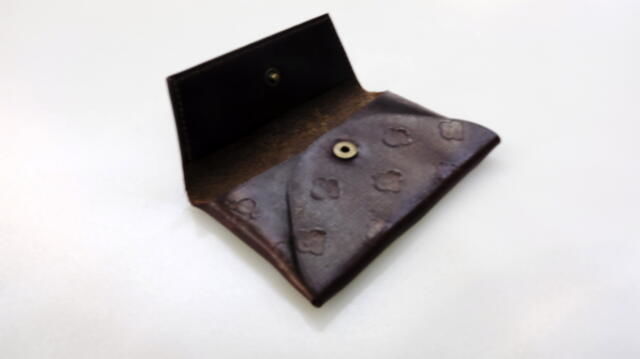 ホーウィンクロムエクセルレザーバーガンディカードケース | 太陽光