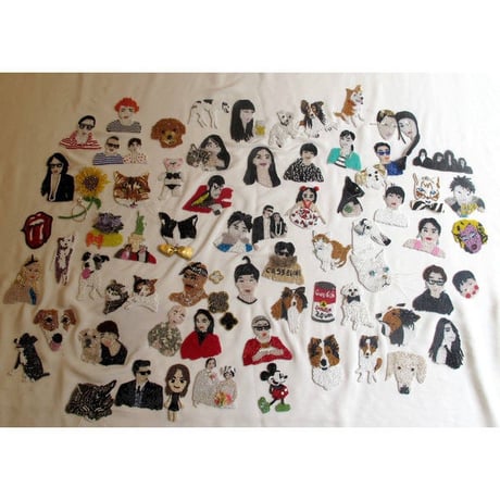 marianne batlle ブローチ 　カールFACE　パリ　ハンドメイド　ガラスビーズ　フランス　カールラガーフェルド　Karl Lagerfeld