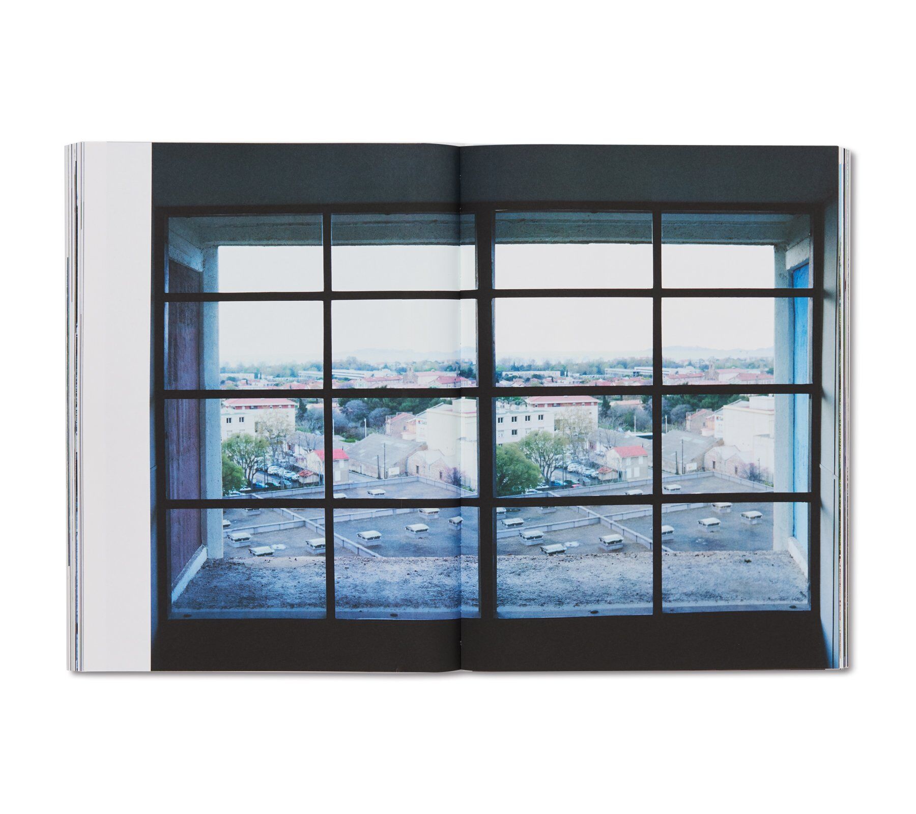 アート・デザイン・音楽 Looking Through Le Corbusier Windows LOOKING THROUGH - LE CORBUSIER WINDOWS | 誠光社 通信販売