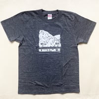 マメイケダ　Tシャツ「ガードレールと山」