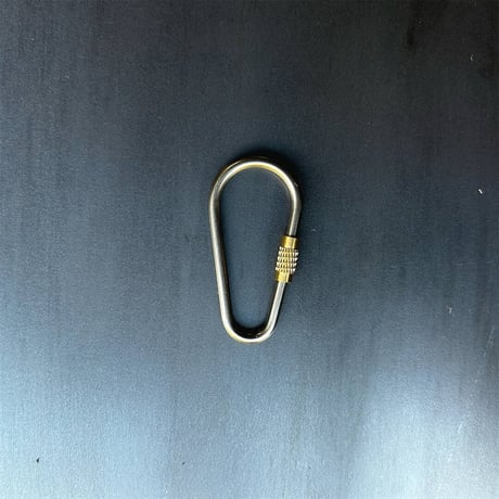【Lib Curate】シルバーとゴールドのコントラストが美しいカラビナ　The Orbit Carabiner 15664
