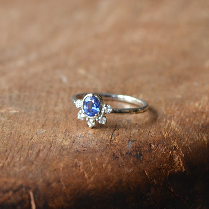 華やか王冠リング｜婚約指輪にも｜ブルーサファイア・ダイヤモンド