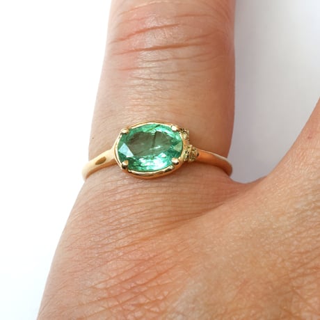 moss ring トレモライトインエメラルド