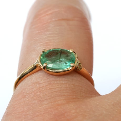 moss ring トレモライトインエメラルド