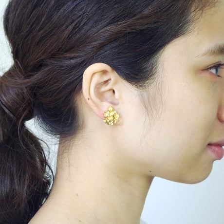 "hydrangia earring" gold large