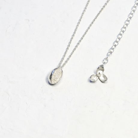 "akebia necklace" wh  flower/berry small